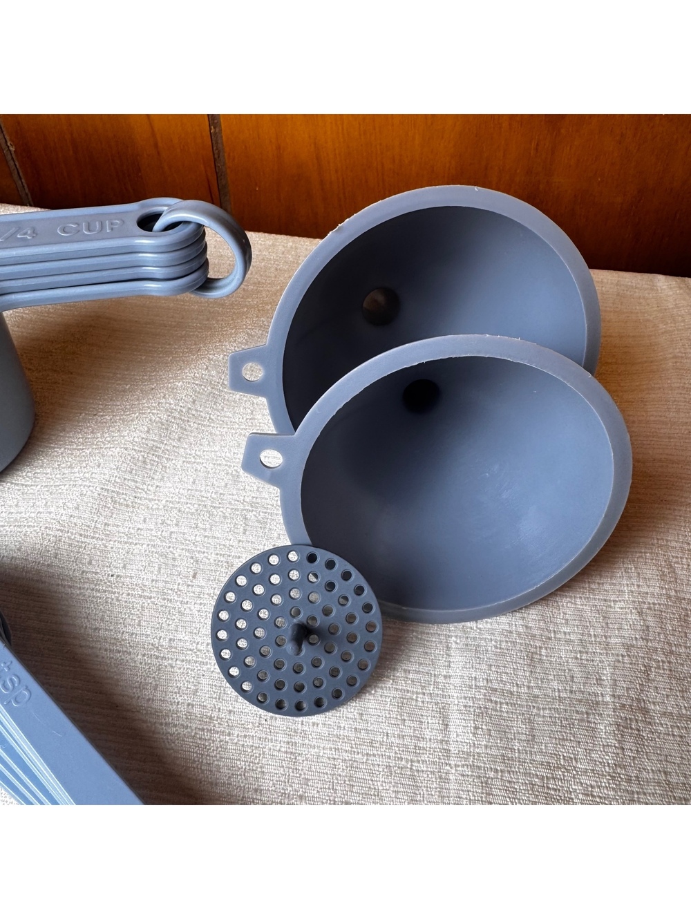 Vintage Rubbermaid Blue Measuring Cups Spoons Funnels With Strainer Kitchen Set - Picture 5 of 7